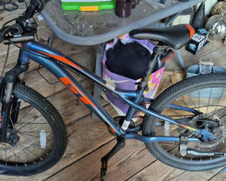 Lot 11: GT Stomper Pro 24-Inch Mountain Bike