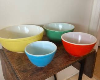 Vintage Pyrex primary set