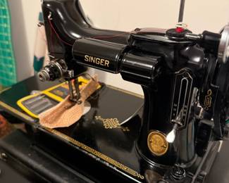 Singer Featherweight 221 Sewing Machine