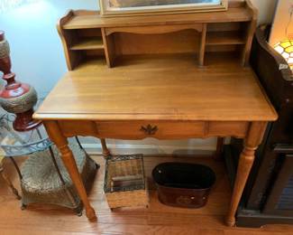 #84 kid desk w 1 drawr and hutch 34x21x36 $75.00