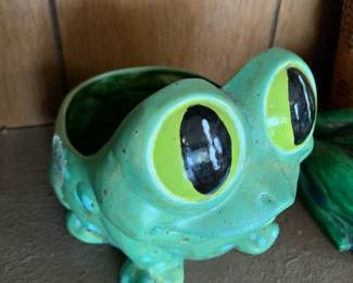 #106 medium frog planter ceramic $20.00