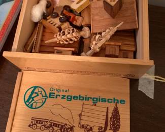 #169 Original Ergebirgische Souvenir Schachtel box wood village from Germany $20.00