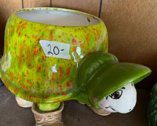 #105 large ceramic turtal w boos figuines $20.00