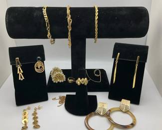 Fashion Jewelry with Earrings, Bracelets, Rings Brooch