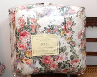 7 Piece King Size Bed Ensemble - Floral Pattern
