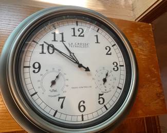 La Crosse technology wall clock radio controlled