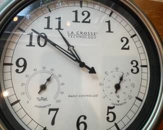 La Crosse technology wall clock radio controlled