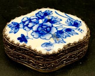 Chinese-style trinket box Metal With blue and white porcelain