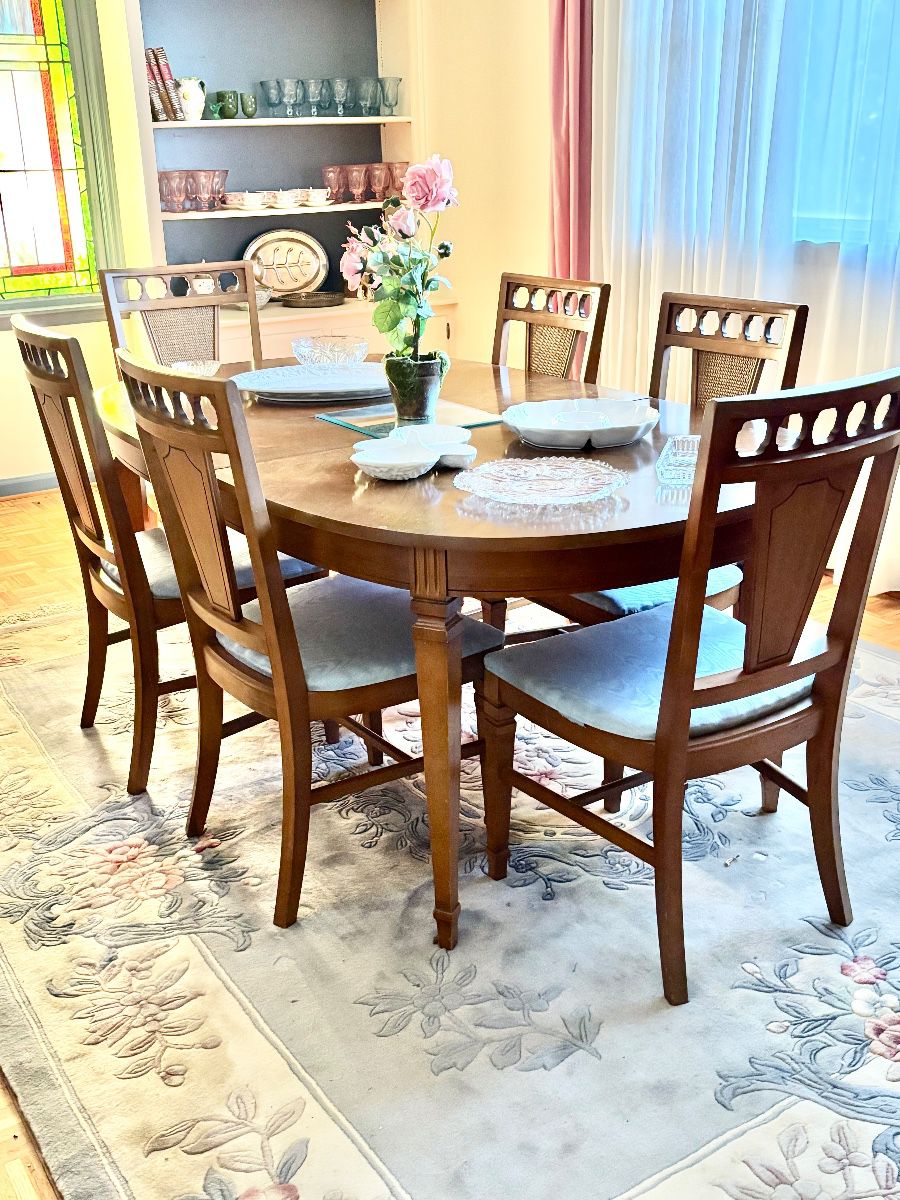 Wonderful Dining Table and Chairs