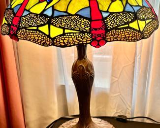 Tiffany Style Lamp w- dragon fly shade