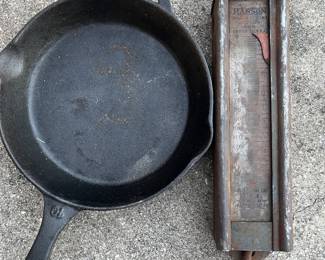 CAST IRON PAN,BRIDLE