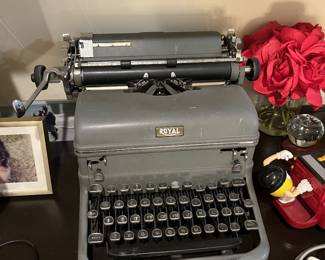 ANTIQUE TYPEWRITER