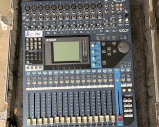 Yamaha 01v 16-Channel Digital Recording Mixer Mixing Console w/ Road Case