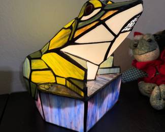 Stained glass frog desk lamp