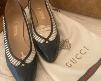 Vintage Gucci navy blue pumps.
