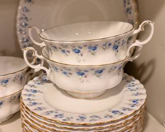 Incredible 108 piece - serving for 12 plus serving pieces - set of Royal Albert ‘Memory Lane’ china