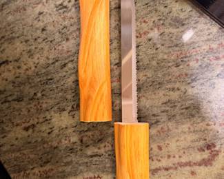 Unique artist made ‘Bread Knife’