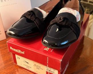 New In Box vintage BeautiFeet Citrine black patent leather & suede shoes, Size EU 39