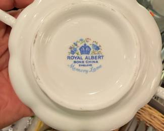 Incredible 108 piece - serving for 12 plus serving pieces - set of Royal Albert ‘Memory Lane’ china