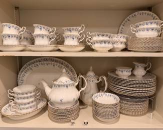 Incredible 108 piece - serving for 12 plus serving pieces - set of Royal Albert ‘Memory Lane’ china