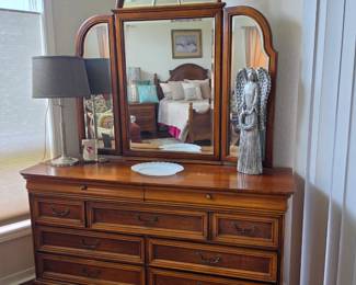 Lexington chez Michelle dresser