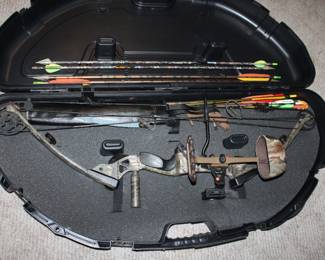 COMPOUND BOW / CASE / ARROWS