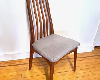 Set 4 Benny Linden Design Mid Century Modern Style Solid Wood Upholstered Dining Chairs Lot #: 6