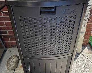 Suncast 77 Qt. Resin Wicker Patio Cooler Station