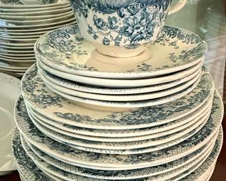 W. Hulme "Maine" Blue Willow Pattern China Set