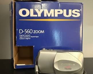 Olympus CAMEDIA D-560 Zoom Digital Camera