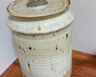 Stoneware vessel with lid