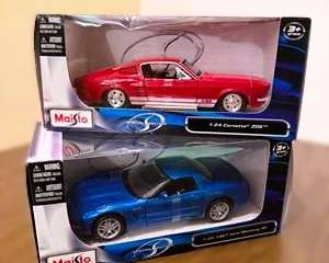 Maisto 1:24 Scale Chevrolet Corvette Die-Cast Model Cars – Red ZR1 & Blue Convertible