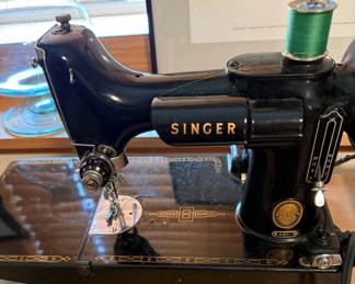 Singer 221 Fetherweught with case in great condition