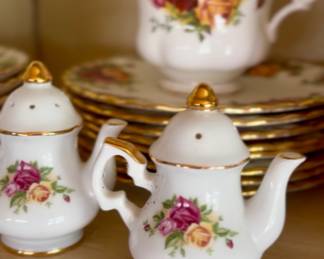 Royal Albert "Old Country Roses" from England 1962 - over 50 pieces / in incredible condition