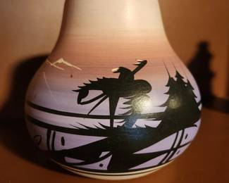 Native American Navajo Pottery vase - Signed. 