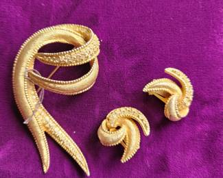 Vintage Brooch and Matching Earrings 