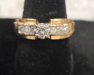 Diamond gold ring