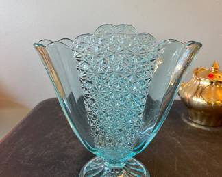 Daisy and Button Fan vase