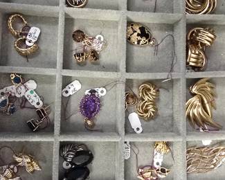 LOTS OF GOLD JEWELRY