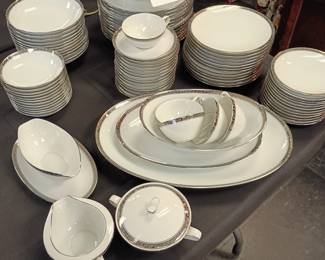 Noritake "Silvester" 95 Pieces