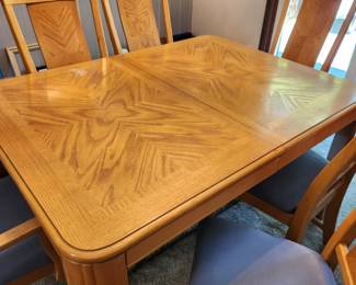 Beautiful Dining Table and 6 Matching Chairs.