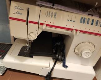 Fashion Mate Portable Sewing/Embroidery Machine.