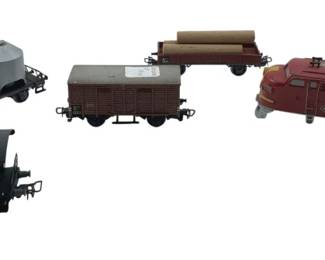 386 - Group Lot of Assorted Trains & Train Body (Description): Group lot of assorted trains and train body. The collection includes various train cars and a locomotive body. Measures 2 inches by 4.5 inches by 1 inch.