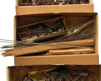 517 - Lot Train Tracks (Description): Lot of train tracks and associated components. The lot includes various track pieces, wiring, and related accessories for model train layouts.