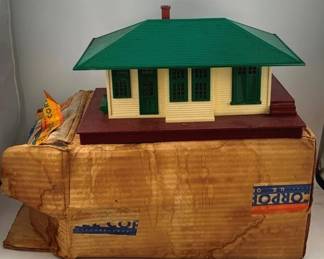 493 - Lionel House (O Scale) 7"x12"x8" (Description): Lionel O Scale house model train accessory. This building features a classic residential design with detailed architectural elements. Measures 7 inches by 12 inches by 8 inches.