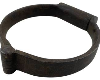 647 - Antique Cast Iron Shackle 4.5"x3.5" (Description): Antique cast iron shackle featuring a hinged design with a pivoting closure mechanism. Measures 4 1/2" x 3.5".
