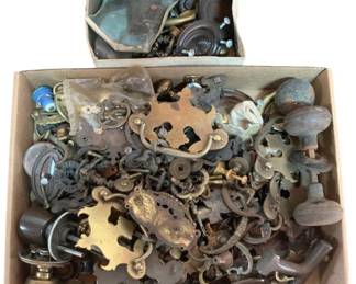 478 - Box Lot Antique Brass & Metal Door Knobs (Description): Box lot of antique brass and metal door and drawer knobs and accessories. This assortment includes various styles of hardware suitable for restoration projects or collectors of vintage architectural elements.