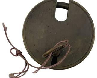 617 - Padlock w/Key 2.25"x2.25" (Description): Padlock with key. Measures 2 1/4" x 2.25".