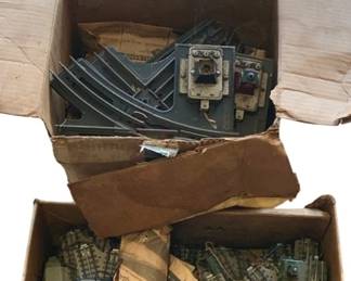 522 - Lot of O Scale Train Tracks (Description): A lot of O scale train tracks. This collection includes various track pieces and accessories suitable for O scale model railroad layouts.