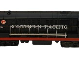 491 - Southern Pacific Locomotive w/ Box O Scale 4" (Description): Southern Pacific Locomotive w/ Box O Scale. Measurements: 4"x17"x3".